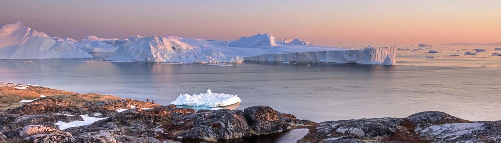 IJsbergen in de Noordwest Passage bij Arctisch Canada en Groenland tijdens zonsondergang.