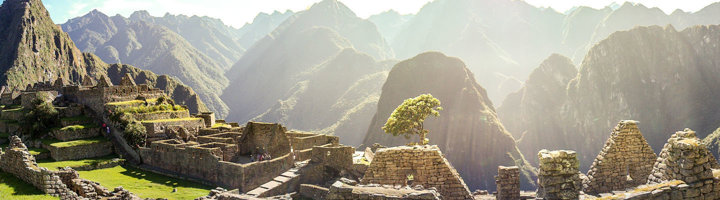Panoramisch uitzicht op Machu Picchu in Peru, met Inca-ruïnes en Andesbergen in de ochtendzon.