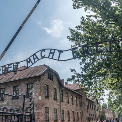Toegangspoort van Auschwitz I met het opschrift ‘Arbeit macht frei’ in Oświęcim, Polen.