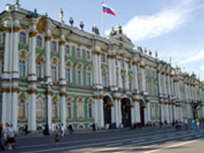 Winterpaleis en Hermitage in Sint-Petersburg, Rusland, met Russische vlag op het dak.