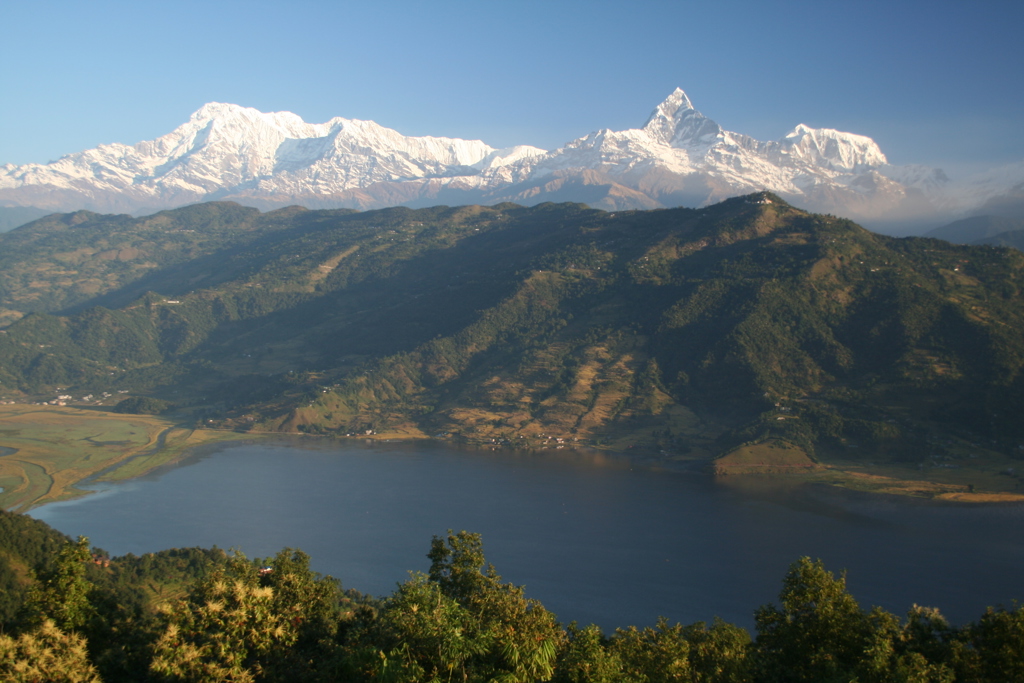 Panoramisch uitzicht op het Annapurna-massief en Machapuchare boven het Phewa-meer in Nepal.