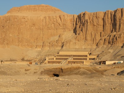 Tempel van Hatsjepsoet bij Luxor, tegen de rotswanden van Deir el-Bahari in Egypte.