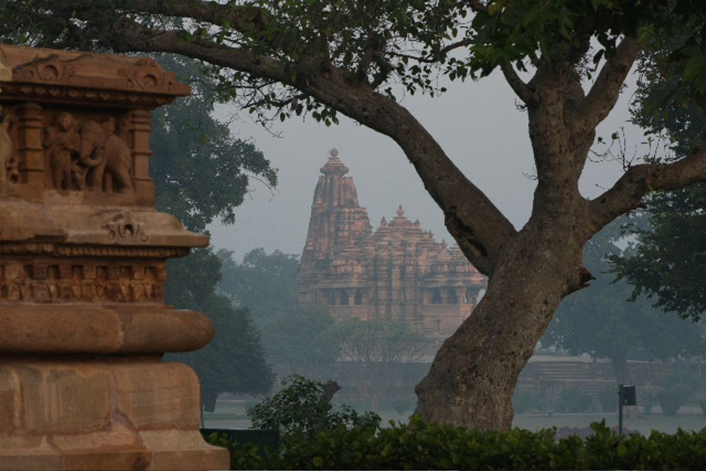 Tempelcomplex in India, gezien door bomen in de mist tijdens een groepsrondreis India tijgerreis.
