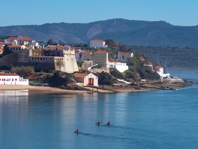 Kustplaats aan de Costa Vicentina met fort, strand en kajakkers op de rivier, Alentejo en Algarve.
