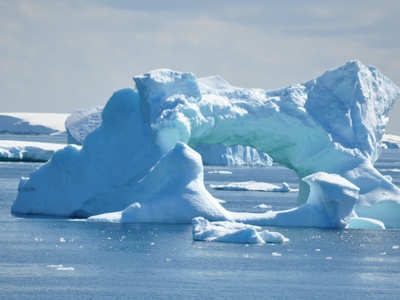 Grote ijsberg met natuurlijke boog in zee bij Antarctica, Route Antarctica.