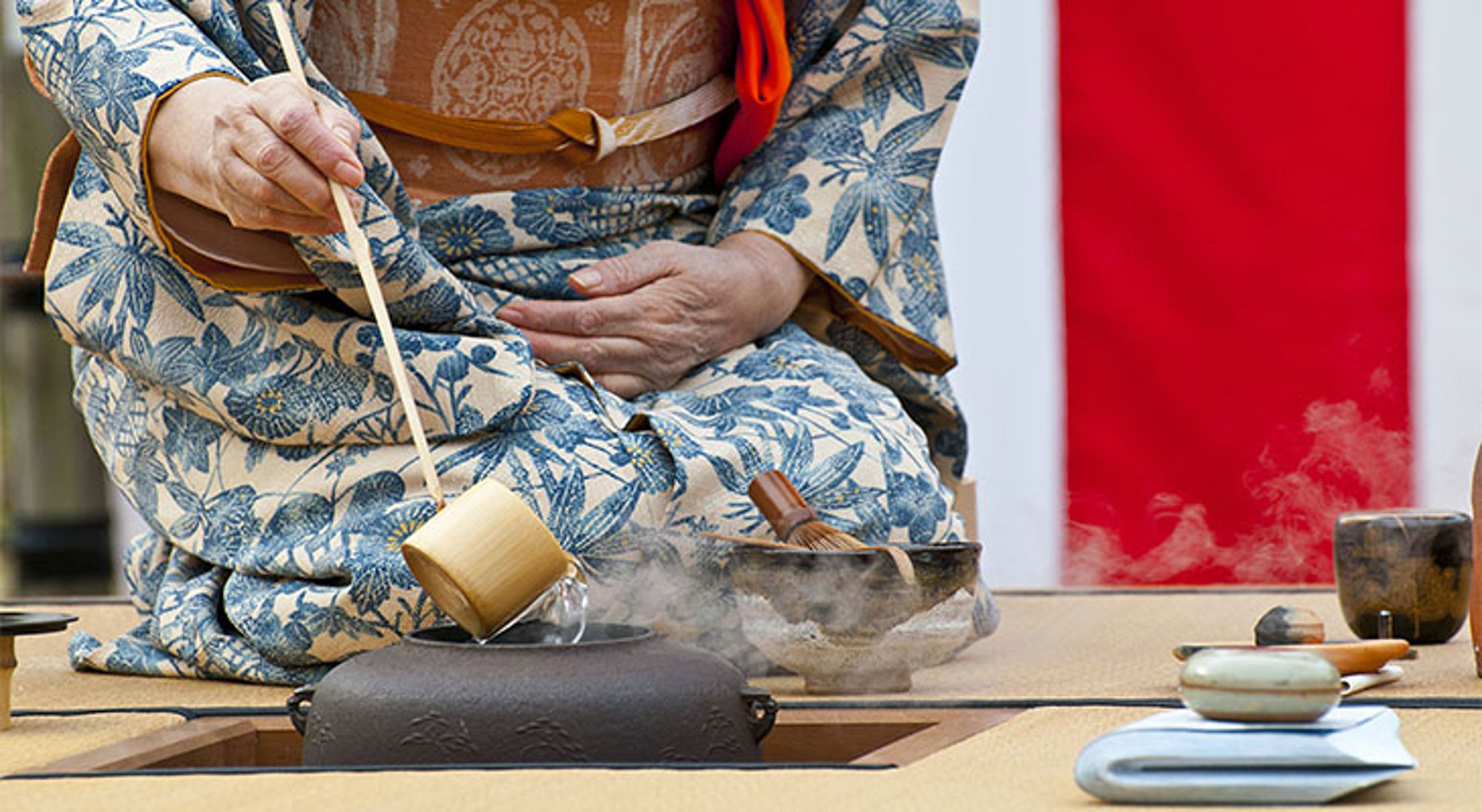Theeceremonie Japanse theeceremonie met kimono, bamboelepel en stoom van heet water in een theeketel.