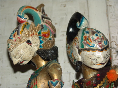 Twee Javaanse wajangpoppen met kleurrijke maskers, onderdeel van traditionele cultuur op de route Sumatra, Java en Bali.