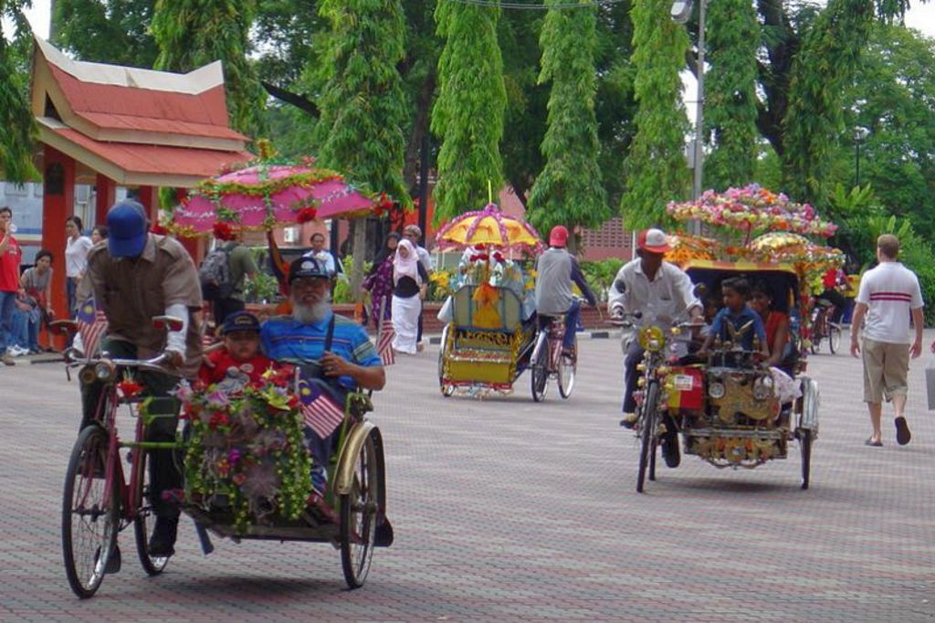 Kleurrijke fietstaxi’s (trishaws) in Malakka tijdens rondreis Maleisië Hoogtepunten.