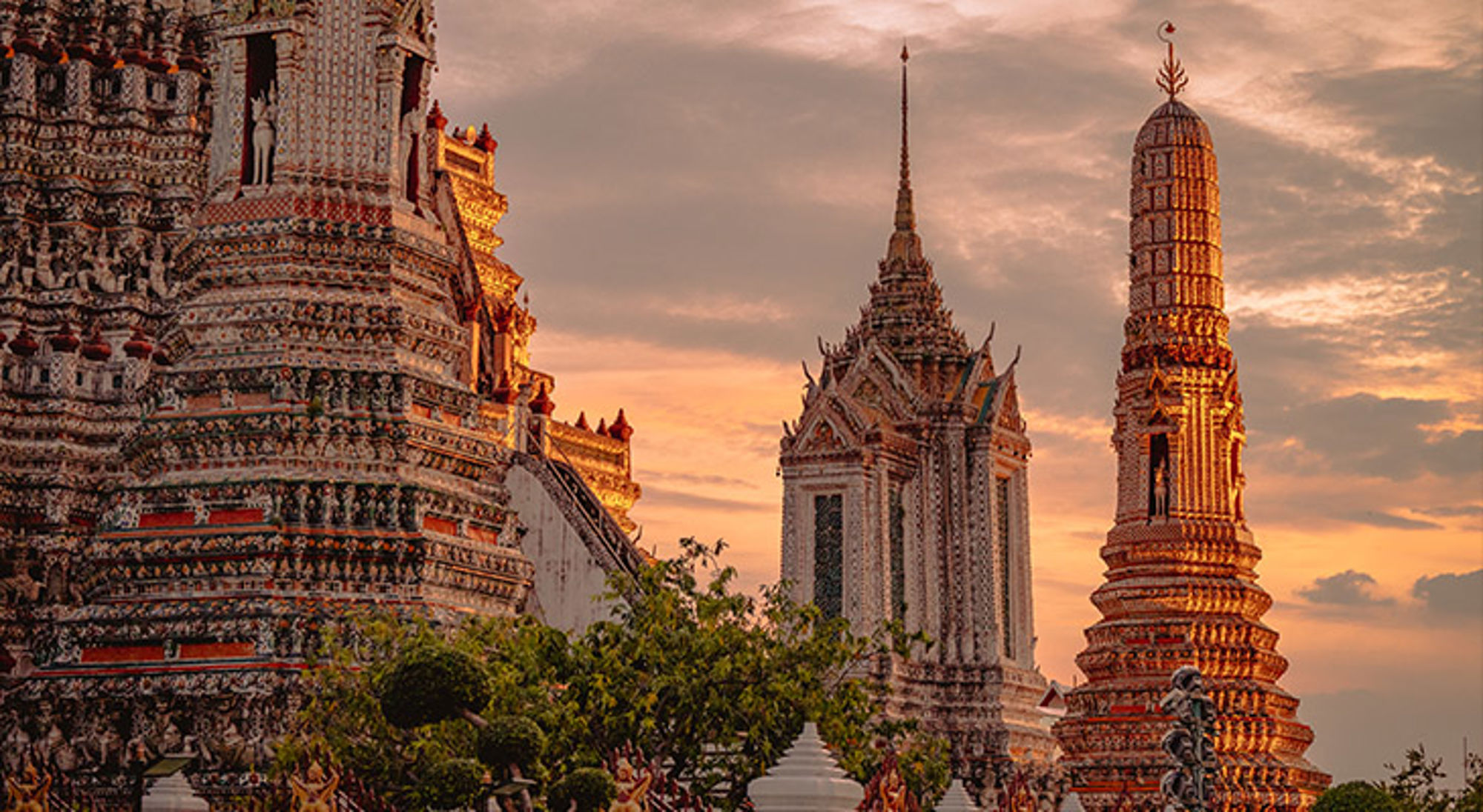 Wat Arun Tempeltorens van Wat Arun in Bangkok bij zonsondergang.