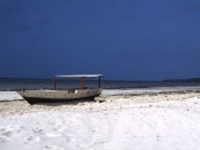 Traditionele dhow op wit zandstrand aan de Keniaanse kust, Route Kenia.