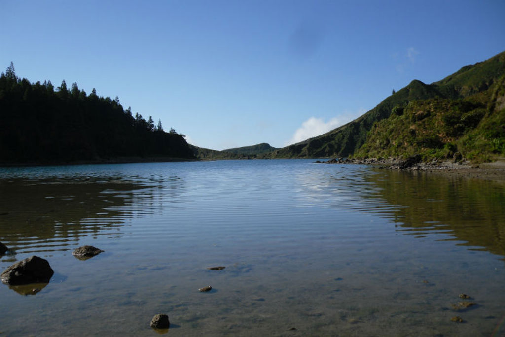 Rustig meer op São Miguel met groene heuvels, Azoren wandelvakantie.