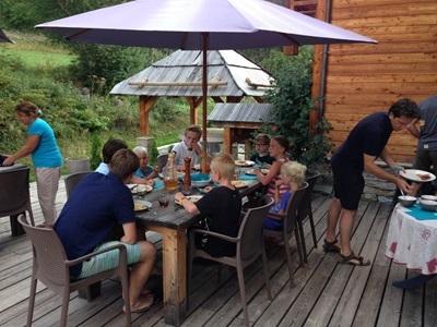 Gezamenlijk diner op het terras tijdens de familiereis in Écrins, Frankrijk.