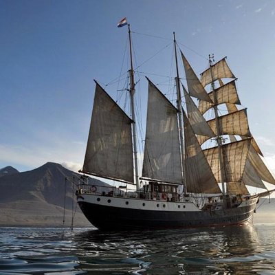 Zeilschip Antigua in Noorwegen tijdens groepsrondreis op zoek naar walvissen en het noorderlicht.