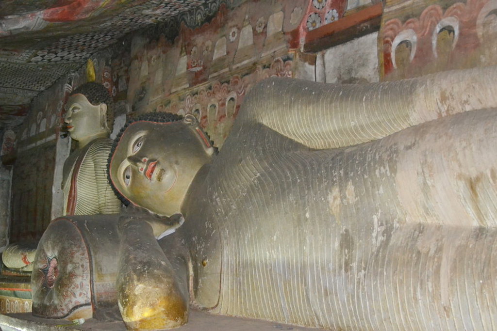 Liggende Boeddhabeeld in een grottempel in Sri Lanka tijdens een groepsrondreis.