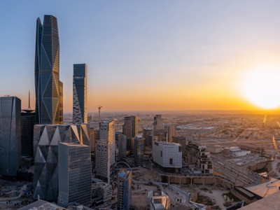 Skyline van Riyadh met moderne wolkenkrabbers bij zonsondergang, Route Saoedi-Arabië.