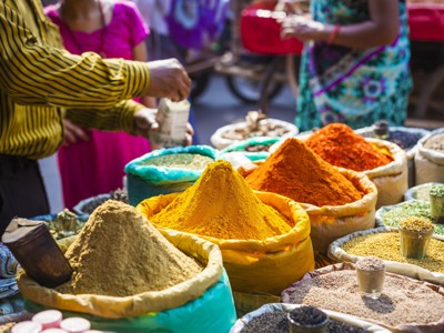 Kleurrijke kruiden en specerijen op een markt in Noord-India tijdens de route.