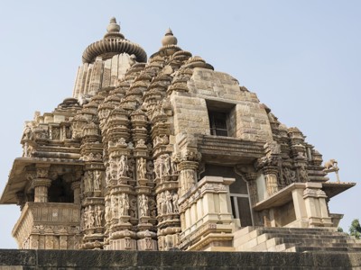 Gedetailleerde stenen tempel met beeldhouwwerken langs de Route Zuid India, 23 dagen.