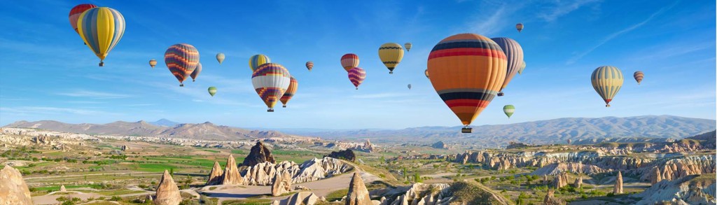 Heteluchtballonnen boven het landschap van Cappadocië tijdens een groepsrondreis Turkije hoogtepunten.