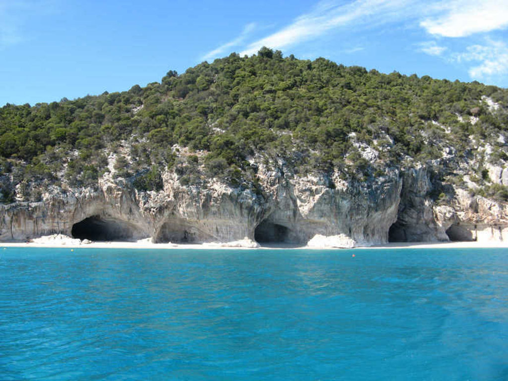 Kust met kalkstenen kliffen en zeegrotten aan de turquoise zee op Sardinië, Italië.