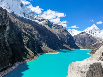 Turquoise bergmeer Laguna Parón in de Cordillera Blanca, Noord-Peru, met besneeuwde bergtoppen.