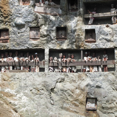 Tau tau-beeldjes in rotsgraven bij Rantepao, Tana Toraja.