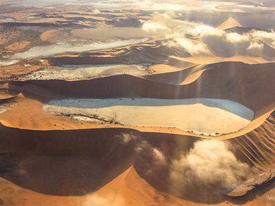 zandduinen en witte zoutpan in de Namibwoestijn, Namibië.