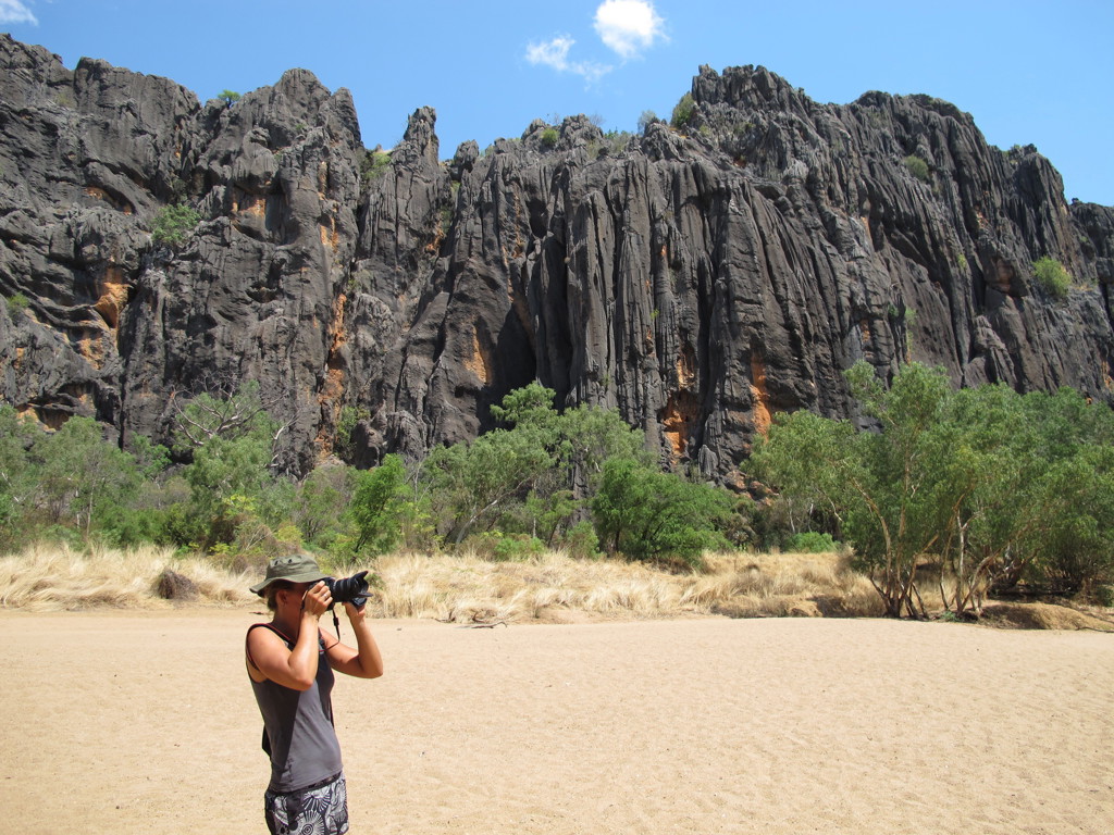 Reiziger fotografeert ruige rotswand in West-Australië tijdens een groepsrondreis.