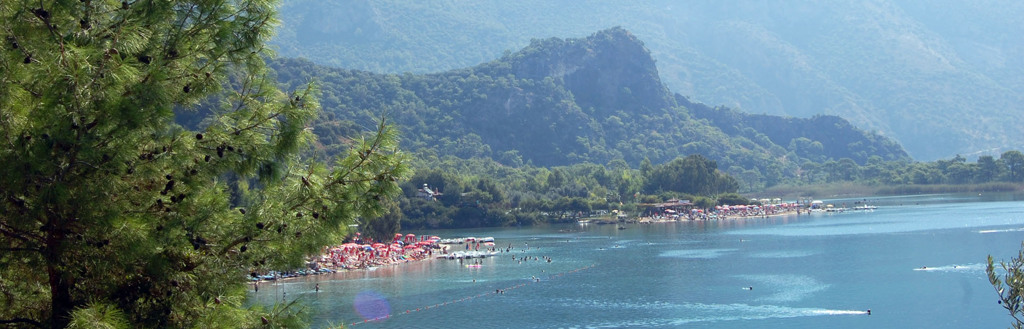 Strand en baai in Zuid-Turkije met bergen op de achtergrond.