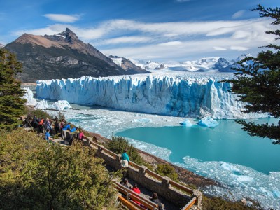 Uitzichtpunt bij de Perito Moreno-gletsjer in Patagonië, met turkoois gletsjermeer en besneeuwde bergen.