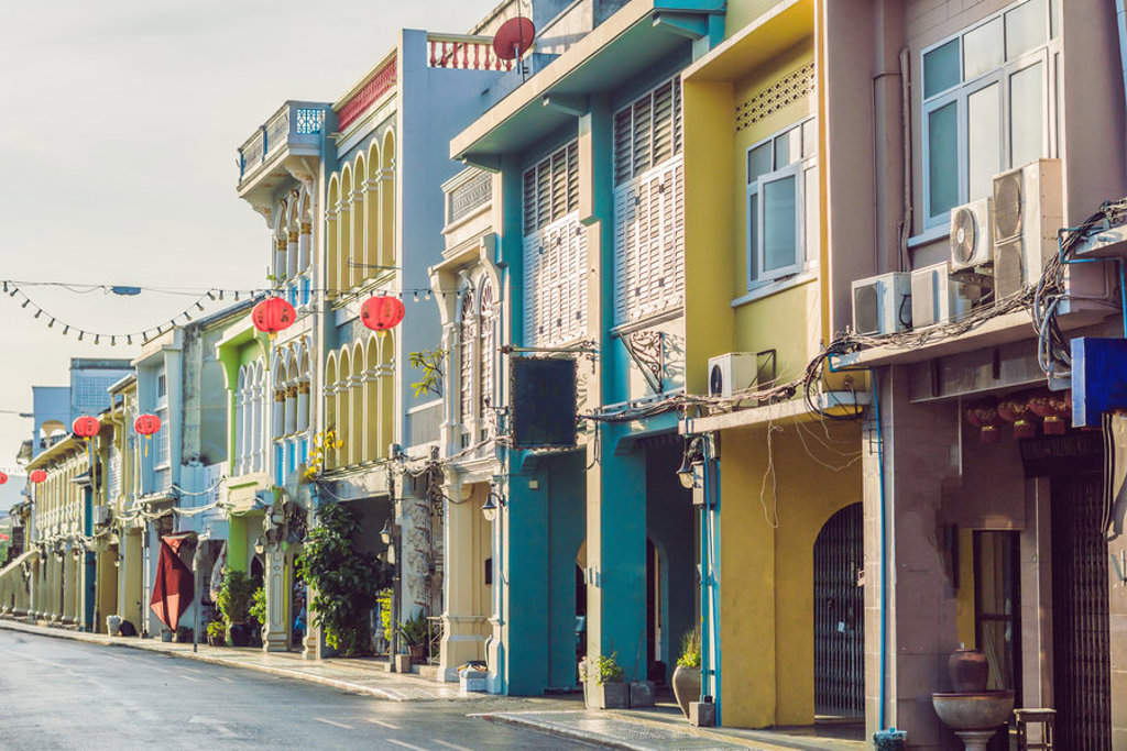 Kleurrijke shophouses met rode lantaarns in een straat in Singapore, Maleisië en Thailand rondreis.