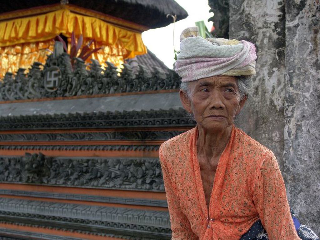 Balinese vrouw met hoofddoek bij een tempel tijdens rondreis Bali en Lombok hoogtepunten.