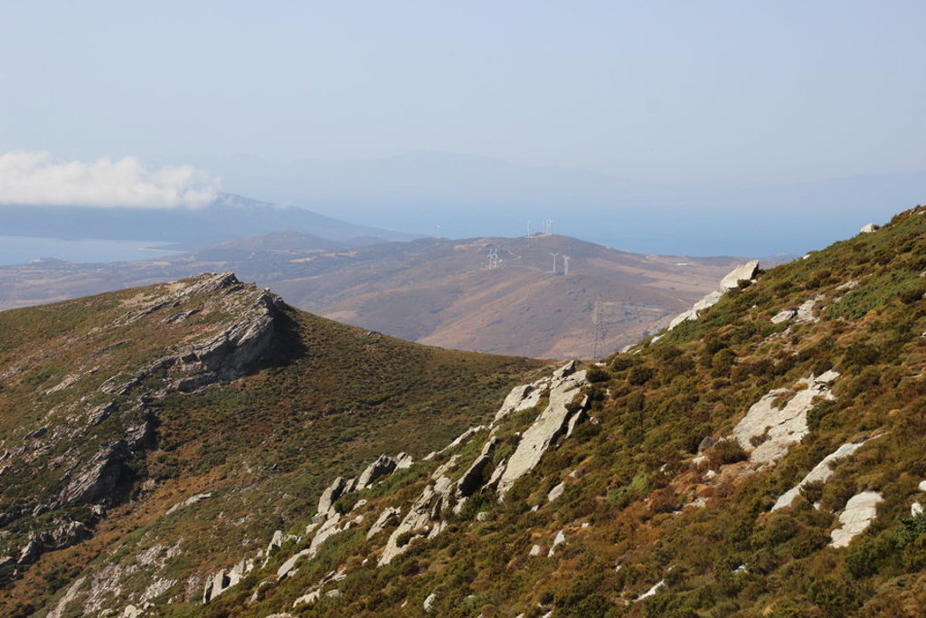 Uitzicht over berglandschap op Evia, Griekenland, met zee aan de horizon tijdens een wandelvakantie.