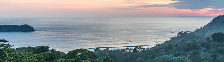 Uitzicht op de kust en eilanden bij Manuel Antonio National Park in Costa Rica bij zonsondergang.