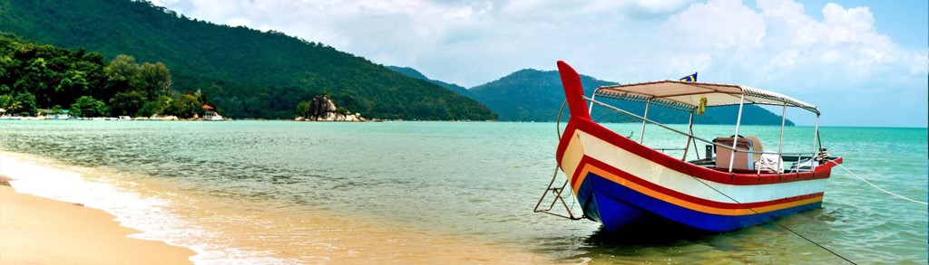 Boot aan een tropisch strand in Maleisië tijdens de rondreis Maleisië Hoogtepunten.