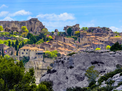 Uitzicht op Les Baux-de-Provence met rotsburcht en stenen huizen in de Provence, langs de route van de fietsvakantie.