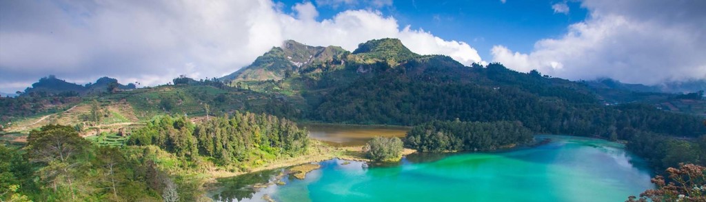 Kratermeer met turquoise water en groene berghellingen op Java tijdens groepsrondreis Java & Bali.