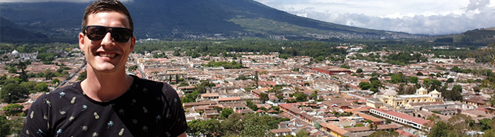 Uitzicht over Antigua Guatemala met de Agua-vulkaan op de achtergrond.