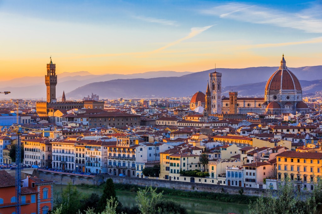 Panorama van Florence met de Duomo en Palazzo Vecchio bij zonsondergang, Italië.