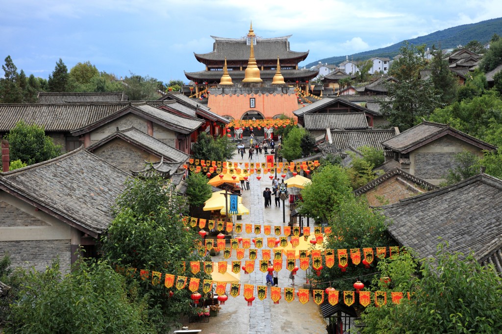 Traditionele straat met rode lampionnen en tempelcomplex tijdens groepsrondreis China.