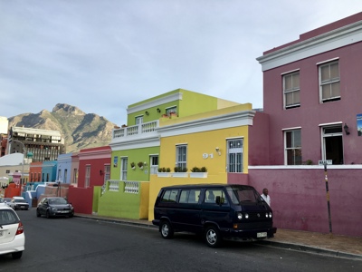 Kleurrijke huizen in Bo-Kaap, Kaapstad, met de Tafelberg op de achtergrond tijdens de Route Zuid-Afrika.
