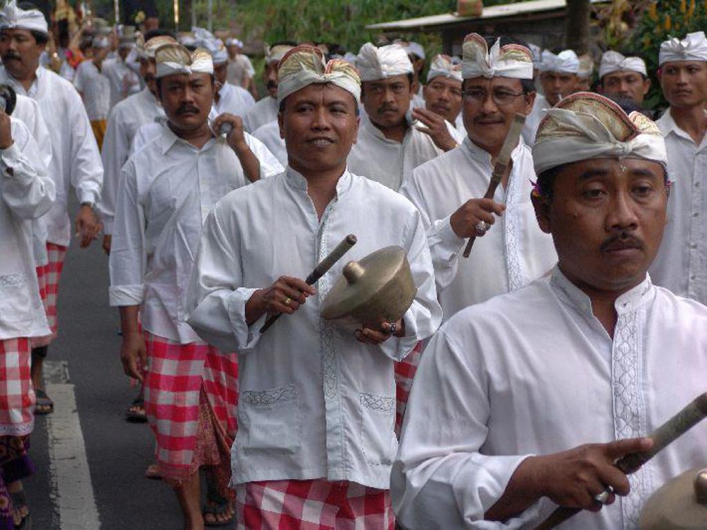 Balinese mannen in traditionele kleding tijdens een ceremonie op Bali, onderdeel van familiereis Java & Bali.