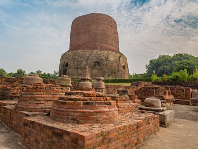 Dhamek Stupa in Sarnath, boeddhistisch monument op de route door India.