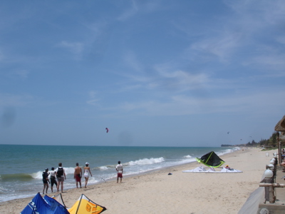 Kitesurfers en strandgangers aan de kust in Vietnam tijdens de Route Vietnam.