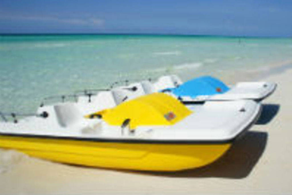 Waterfietsen op het strand bij helderblauw zeewater tijdens familiereis Cuba Hoogtepunten.