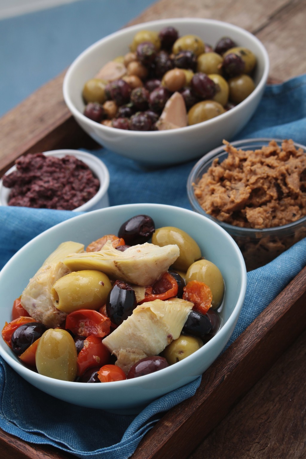 Tapas met olijven, artisjok en dips, typisch Andalusisch eten tijdens een familiereis Andalusië.