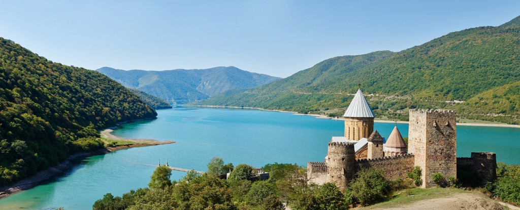 Ananuri-fort en kerk aan het Zhinvali-reservoir in Georgië tijdens een 22-35ers reis.