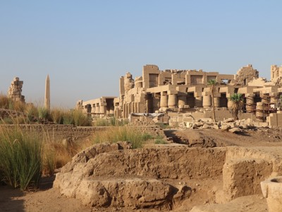 Tempelcomplex van Karnak in Luxor met zuilen en obelisk, langs de Nijl in Egypte.