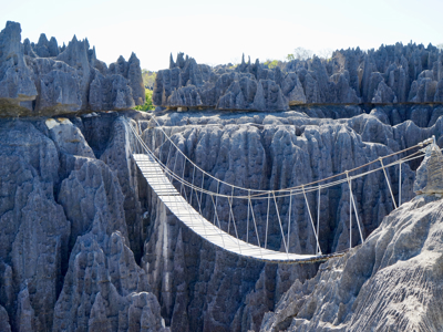 Hangbrug over de kalkstenen rotsformaties van Tsingy de Bemaraha, Madagascar.