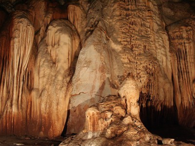 Stalactieten en stalagmieten in een kalksteengrot in Thailand tijdens de reisafsluiting op Phuket of Ko Samui.