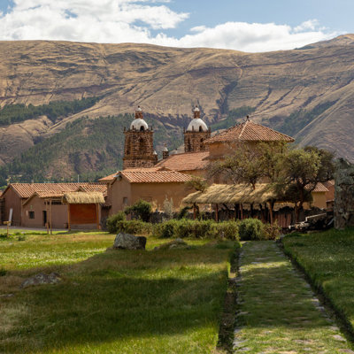 Traditionele kerk en dorpshuizen in de Heilige Vallei bij Cusco, Peru, tijdens een groepsrondreis.